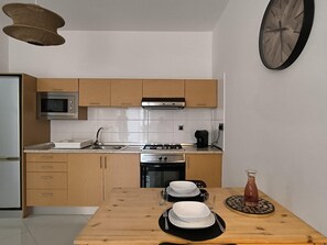 Fridge, microwave, oven, coffee/tea maker