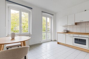 ثلاجة، ميكروويف، فرن، غسالة أطباق