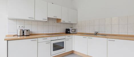 Jääkaappi, mikroaaltouuni, uuni, astianpesukone