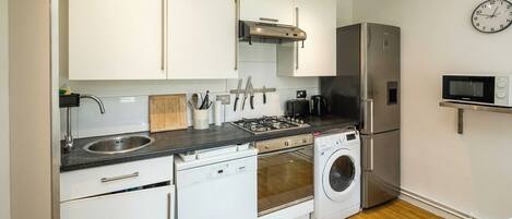 冷蔵庫、電子レンジ、オーブン、コンロ