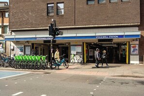 Exterior - Spacious 4-Bed Home near Stockwell Tube Station (Greater London)