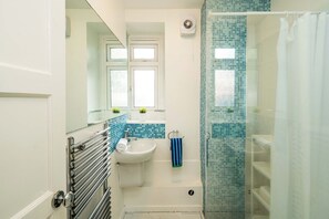 Hair dryer, towels - Spacious 4-Bed Home near Stockwell Tube Station (Greater London)