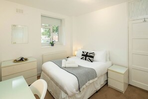 4 bedrooms, iron/ironing board, WiFi, bed sheets - Spacious 4-Bed Home near Stockwell Tube Station (Greater London)