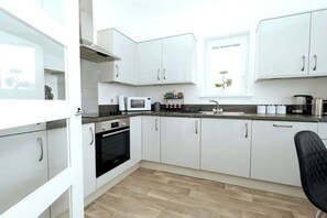 Frigorifero, microonde, forno, piano cottura