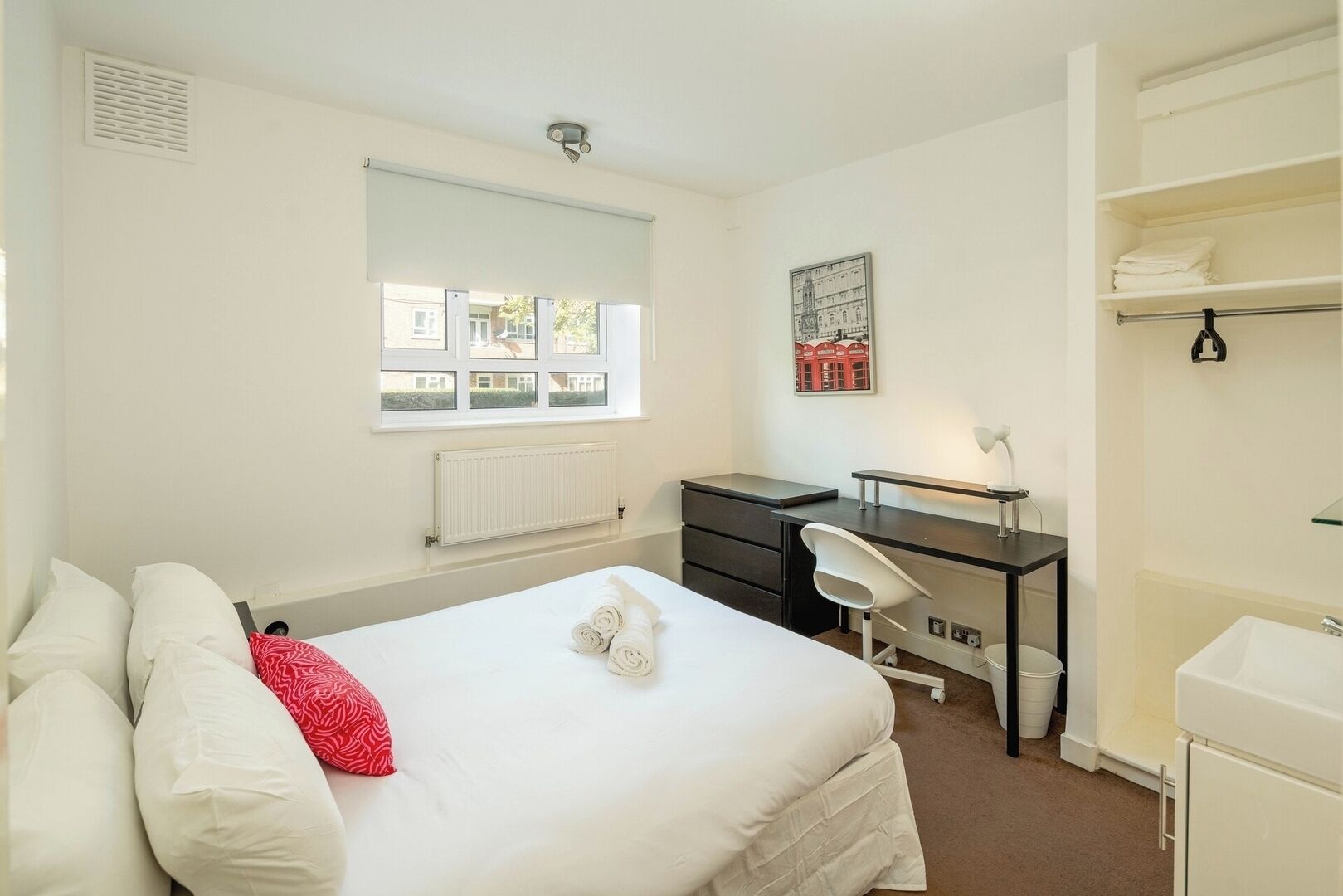 4 bedrooms, iron/ironing board, WiFi, bed sheets