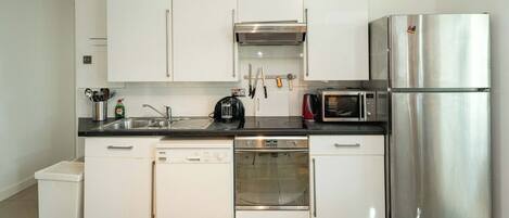 Réfrigérateur, micro-ondes, four, plaque de cuisson