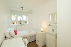 4 habitaciones, tabla de planchar con plancha, wifi y ropa de cama 