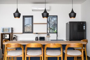 Fridge, microwave, stovetop, toaster - Modern Elegance in the Heart of Sanur (Sanur)