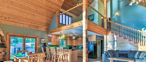 Télévision, cheminée, livres, chaîne hi-fi