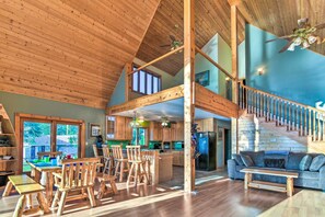 Televisión, chimenea, libros y estéreo 