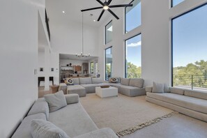 Televisión y chimenea