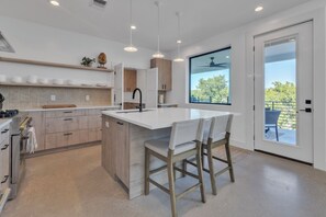 Microondas, horno, parrilla de estufa y lavavajillas