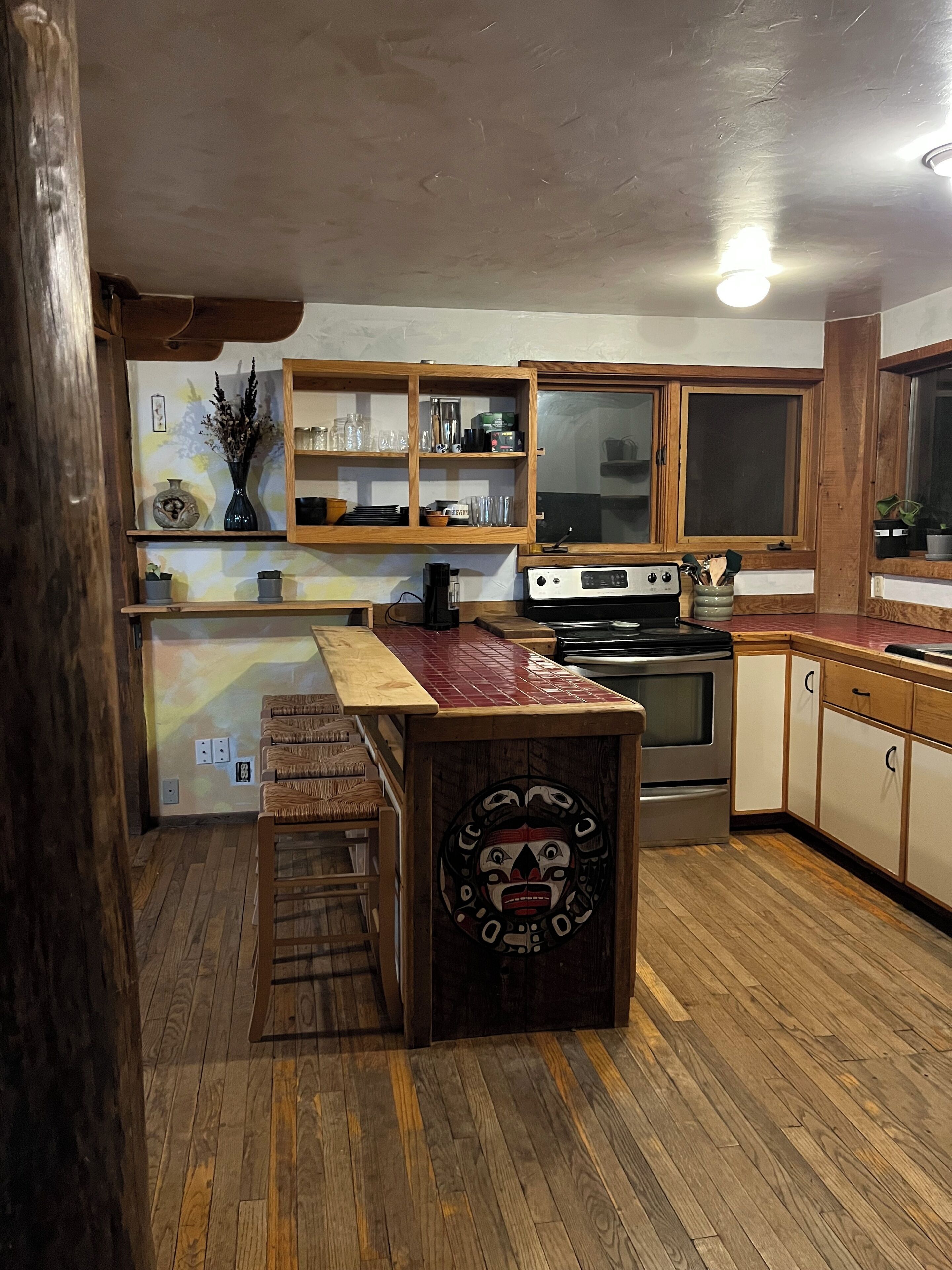 Fridge, oven, stovetop, coffee/tea maker