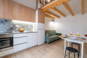 Réfrigérateur, four à micro-ondes, un four, surface de cuisson