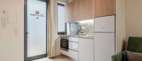 Geladeira, micro-ondas, fogão, cooktop