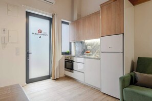 Fridge, microwave, oven, stovetop - Authentic Studio 6 with Terrace by HostWise (Porto)