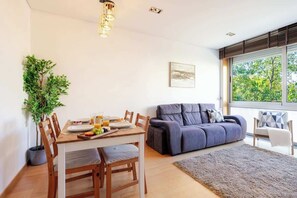 Dining - Modern Flat with Workspace in Foz by HostWise (Porto)