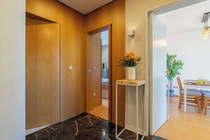 Interior - Modern Flat with Workspace in Foz by HostWise (Porto)