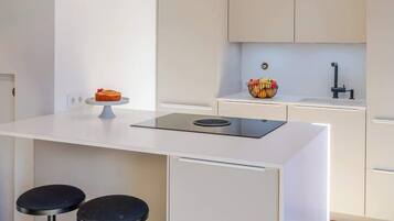 Een koelkast, een microgolfoven, een oven, een kookplaat