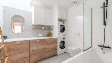 Shower, hair dryer, towels, shampoo