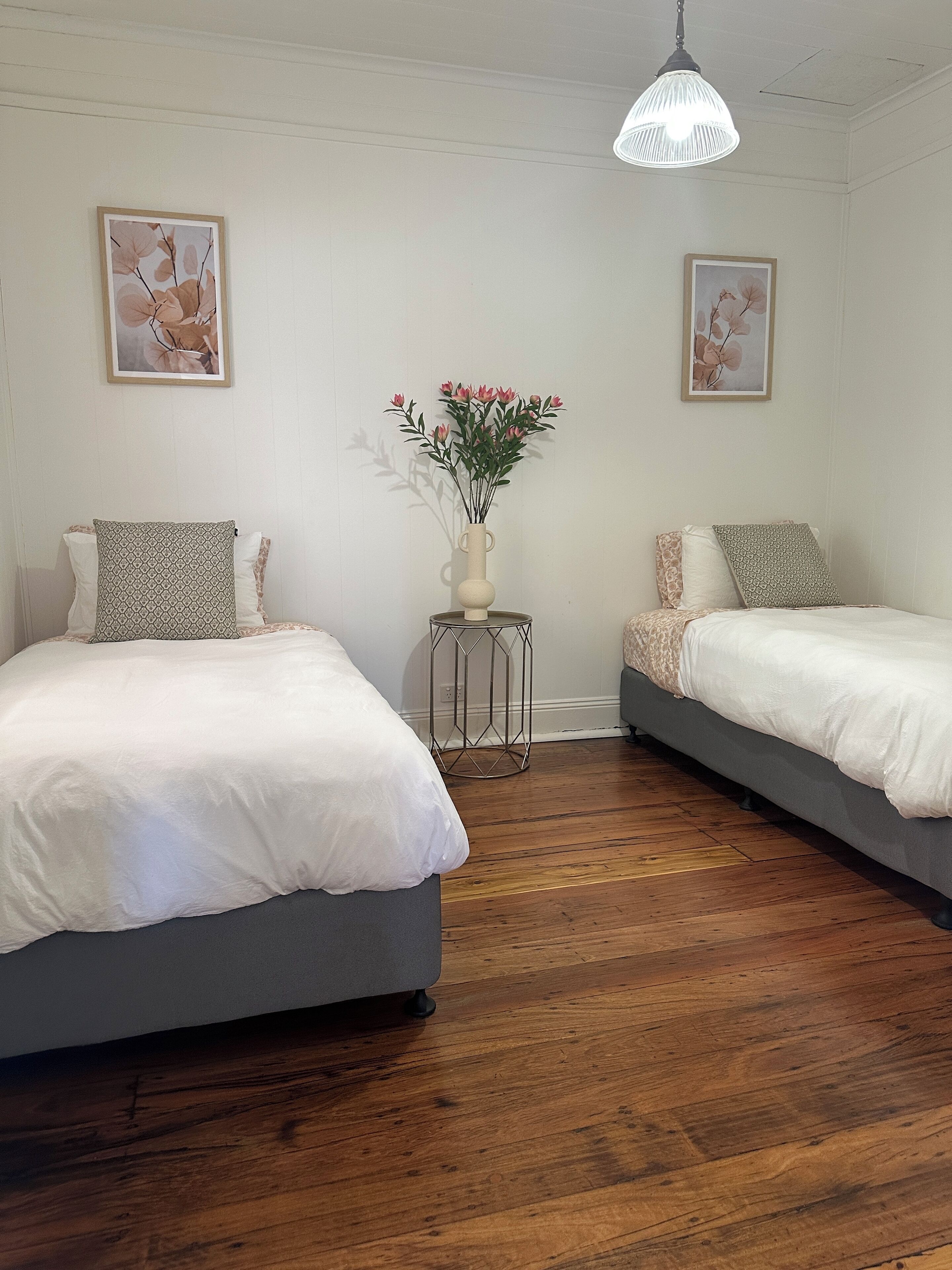 3 habitaciones, tabla de planchar con plancha, wifi y ropa de cama 