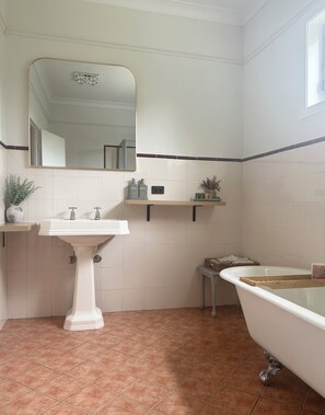 Sèche-cheveux, serviettes fournies, savon, papier toilette