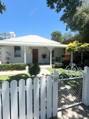 Exterior - Liberty on Brae, the perfect little cottage stay. (Inverell)