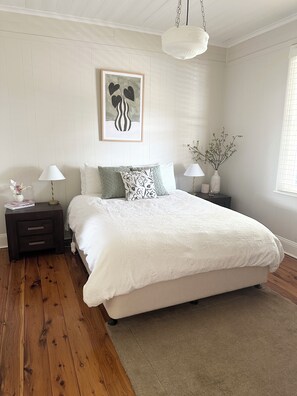 3 bedrooms, iron/ironing board, WiFi, bed sheets - Liberty on Brae, the perfect little cottage stay. (Inverell)