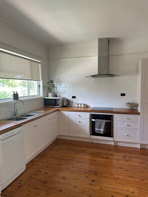 Mikrovågsugn, ugn, spishäll och diskmaskin