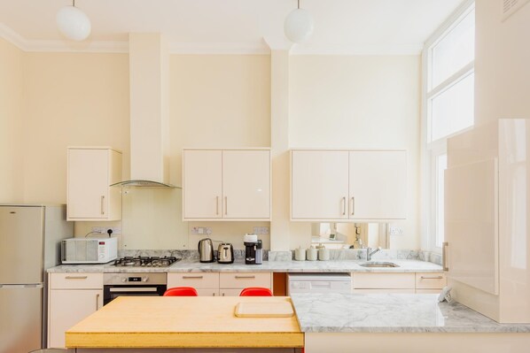 Køleskab, mikrobølgeovn, ovn, kogeplade