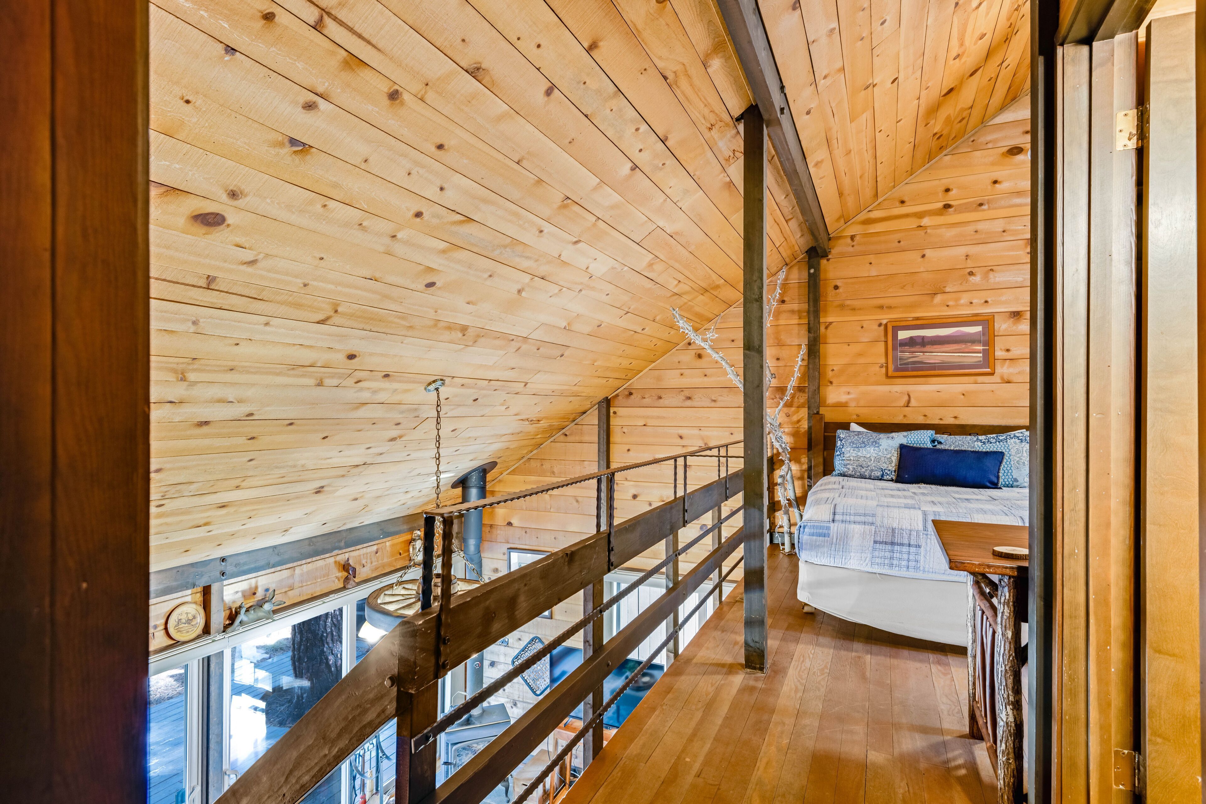2 bedrooms, desk, WiFi, bed sheets