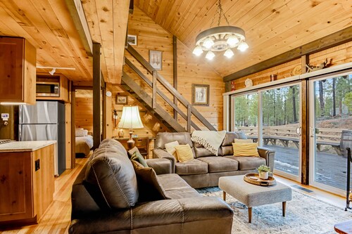 Sunriver Cabin | SHARC, Hot Tub, Sleeps 4