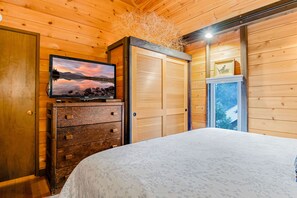 2 bedrooms, desk, WiFi, bed sheets