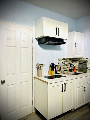 Frigorífico, microondas, placa de cocina y cafetera o tetera