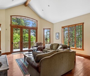 Smart-TV, peis og bøker