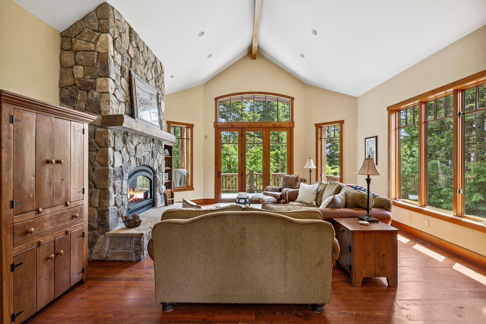 Smart-TV, Kamin, Bücher