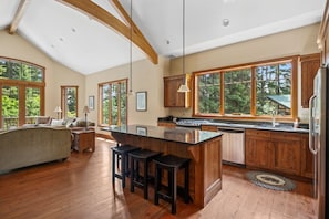 Interior - Cozy Ski House: The Wintergreen (Whitefish)