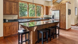 Wasserkocher mit Kaffee-/Teezubehör, Kühlschrank, Mikrowelle, Ofen