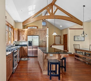 Fridge, microwave, oven, stovetop - Cozy Ski House: The Wintergreen (Whitefish)