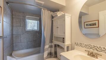 SĂšche-cheveux, serviettes fournies, savon, papier toilette