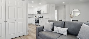 Cozy 2-bedroom backhouse with AC in Azusa