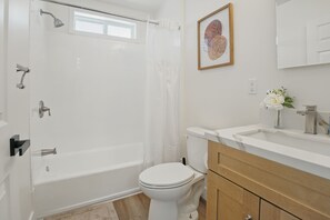 Een haardroger, handdoeken, zeep, shampoo