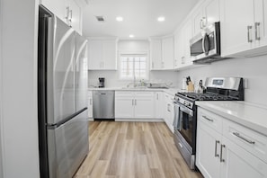 Kjøleskap, mikrobølgeovn, ovn og kokeplater