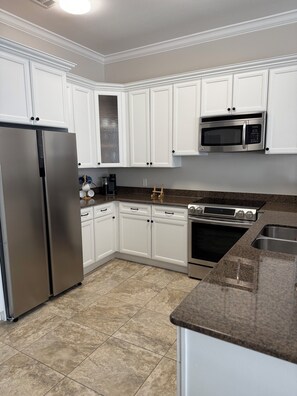 Mikrobølgeovn, ovn, kokeplater og oppvaskmaskin