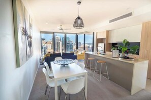 TV - LUXURY,5 STAR,INFINITY POOL,NETFLIX,CARSPACE,WIFI (Brisbane City)