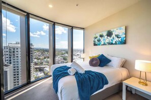 2 bedrooms, iron/ironing board, travel cot, WiFi - LUXURY,5 STAR,INFINITY POOL,NETFLIX,CARSPACE,WIFI (Brisbane City)