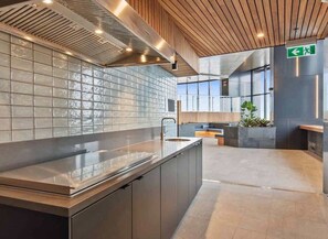 Fridge, microwave, oven, stovetop - ENJOY WHAT BRISBANE HAS TO OFFER, CBD, Carpark, WIFI (Brisbane City)