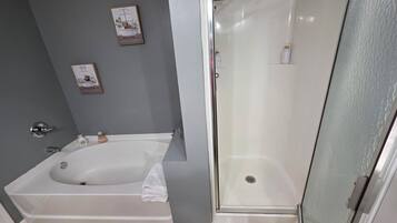 Dusche, Bidet, Handtücher, Seife