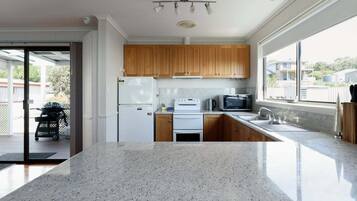 Jääkaappi, mikroaaltouuni, uuni, liesi