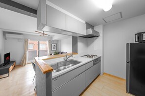 Fridge, microwave, stovetop, toaster - E-US NAEBO STATION 302 (Sapporo)